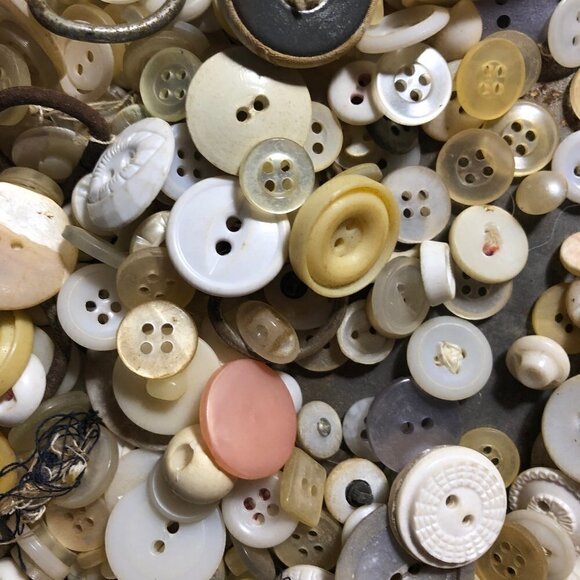 ❣️Button Bundle Mostly White, MOP Glass old Plastic #2426-1 - Picture 11 of 14